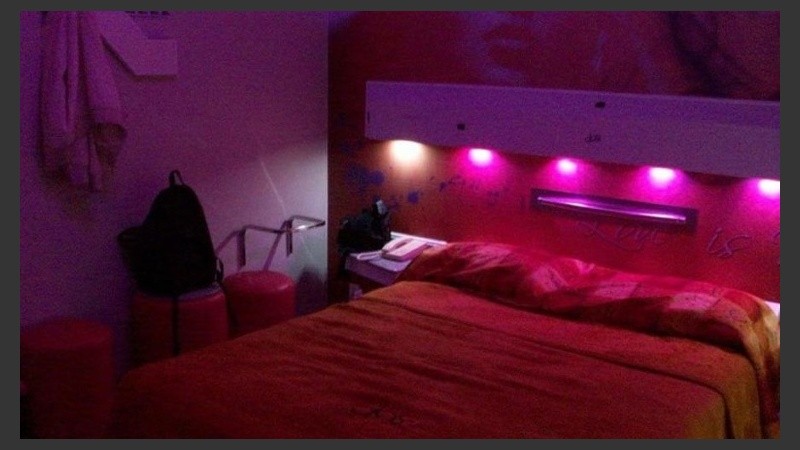 El hombre descansaba en la cama cuando fue atacao.