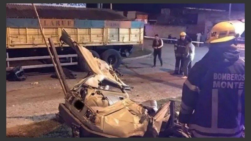 El Fiat 147 chocó contra un camión estacionado.