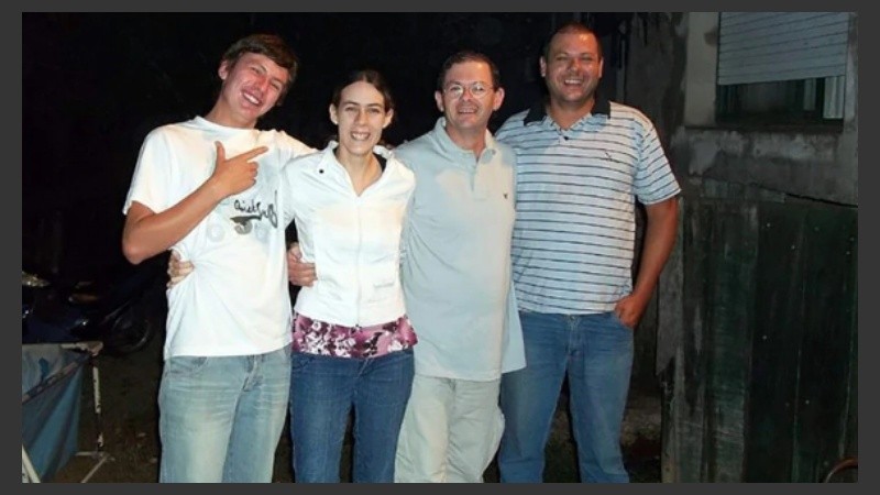 Los 4 hermanos Mondragón. Romina al lado de Julián (de lentes), su hermano mayor.