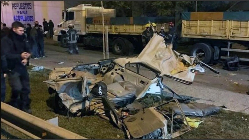 El Fiat 147 donde se trasladaban los jóvenes quedó destruído.