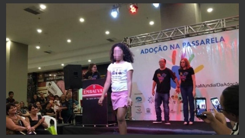 Los menores fueron exhibidos en un shopping.