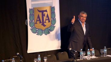 Tapia sigue por cinco años más.