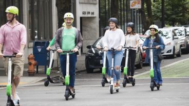 Una imagen de cómo se usan los monopatines en Virginia, Estados Unidos.