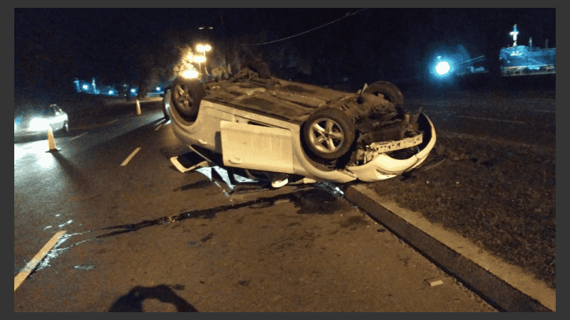 El Ford Focus volcado, la columna caída.