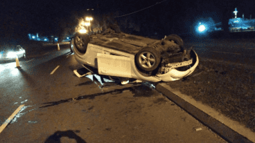 El Ford Focus volcado, la columna caída.