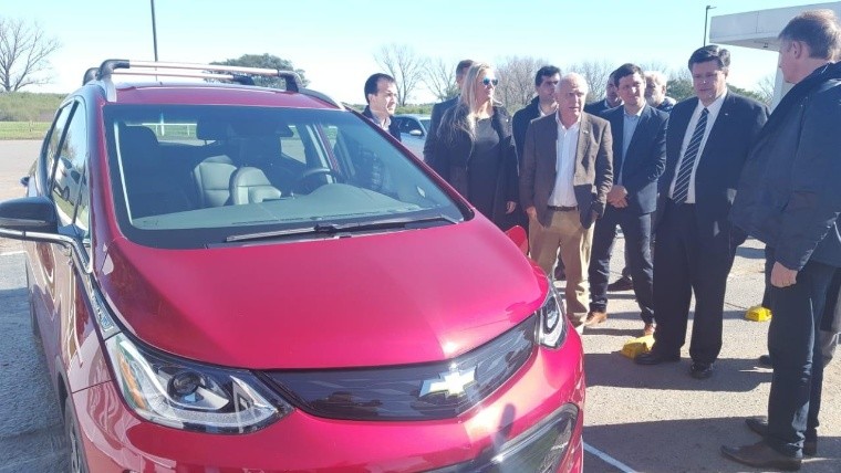 El Chevrolet Bolt estuvo en el estreno de los surtidores eléctricos de la autopista Rosario-Santa Fe.