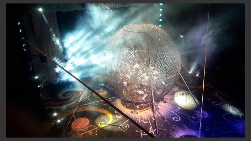 El globo es una estructura de hierro. 