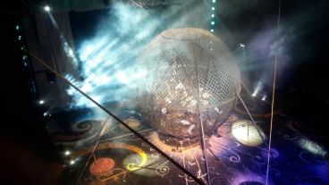 El globo es una estructura de hierro.