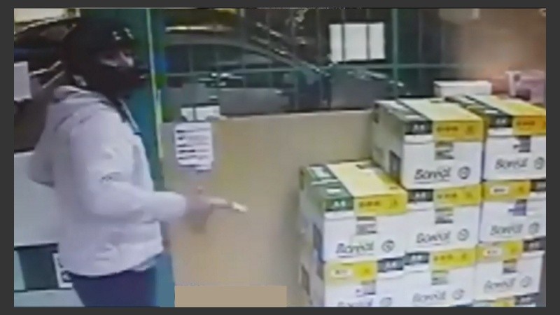 Cuando parecía que se estaba por ir, el ladrón sacó el arma. 