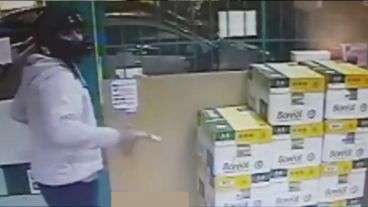 Cuando parecía que se estaba por ir, el ladrón sacó el arma.