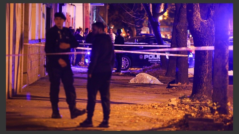 La Policía de Investigaciones este viernes a la noche en el lugar del crimen.