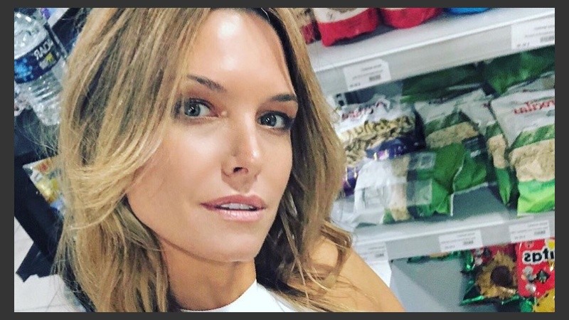Sofía en el súper con look especial. 