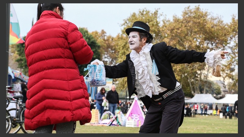 Se repartieron escarapelas para todos los presentes en esta fecha patria. 