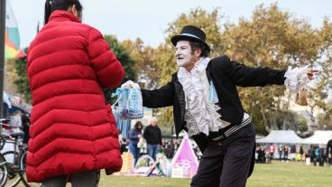 Se repartieron escarapelas para todos los presentes en esta fecha patria.