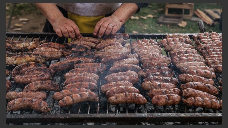 También hubo parrillas repletas de chorizos y platos típicos.