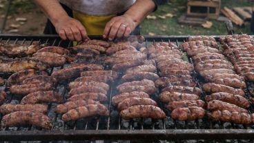 También hubo parrillas repletas de chorizos y platos típicos.