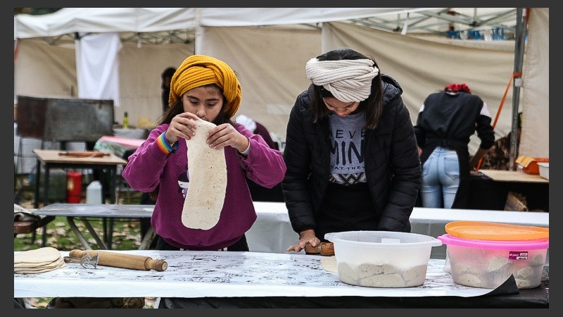 Las más pequeñas también dieron una mano y se diviertieron amasando.