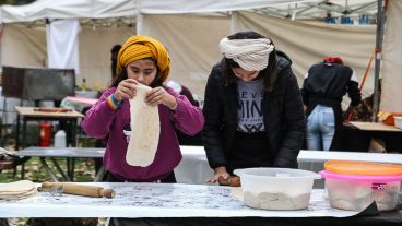 Las más pequeñas también dieron una mano y se diviertieron amasando.
