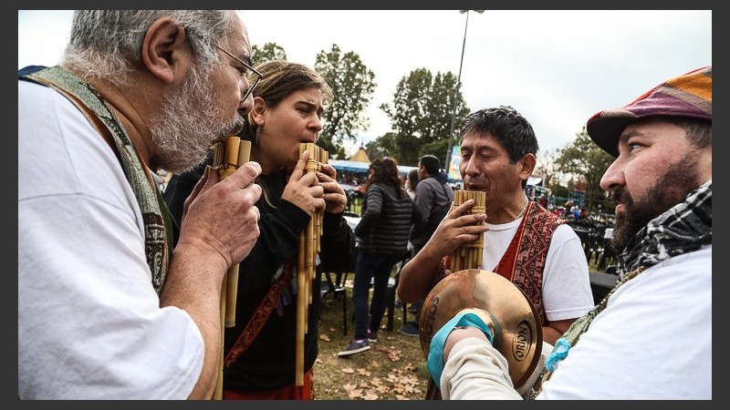 Músicos tocando durante los festejos por el 25 de Mayo.