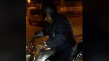El hombre, en estado de ebriedad, quería desplazarse en una moto de Tránsito Municipal.