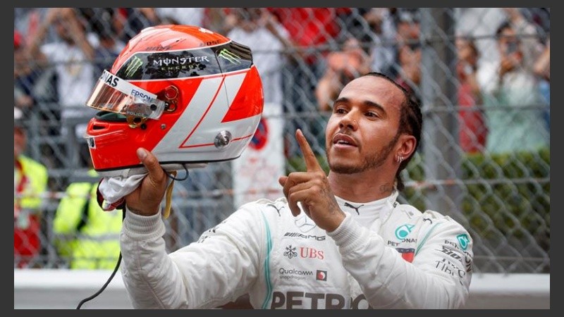 El británico señala la inscripción de su casco en homenaje a Niki Lauda, quien murió el pasado lunes.