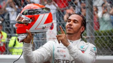 El británico señala la inscripción de su casco en homenaje a Niki Lauda, quien murió el pasado lunes.