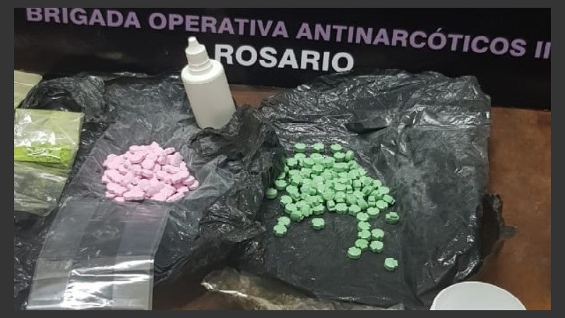 Decenas de pastillas, marihuana y otros elementos secuestrados.