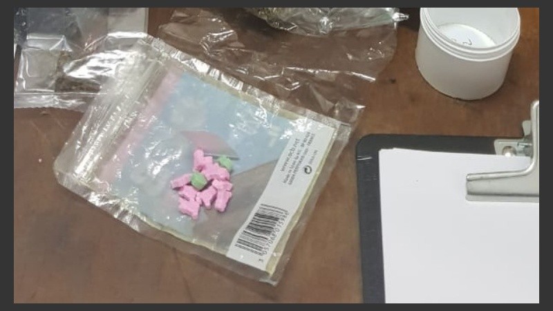Decenas de pastillas, marihuana y otros elementos secuestrados.