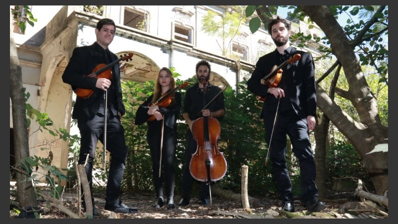 Juanjo Caporali suma la voz al cuarteto. 