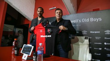 Kudelka posando con la camiseta junto al manager Peratta.