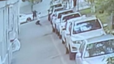 El momento en que el hombre rescata al bebé que cayó.