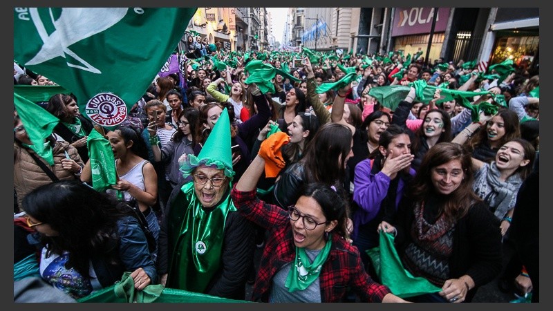 Calle Corrientes entre Rioja y Santa Fe se llenó de pañuelos verdes.