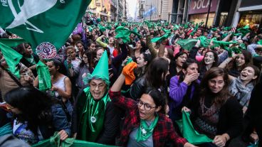 Calle Corrientes entre Rioja y Santa Fe se llenó de pañuelos verdes.