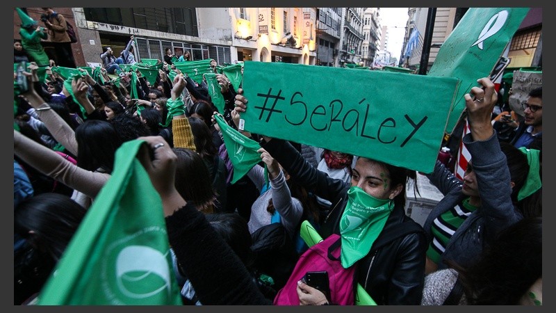 Calle Corrientes entre Rioja y Santa Fe se llenó de pañuelos verdes.