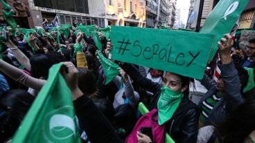 Calle Corrientes entre Rioja y Santa Fe se llenó de pañuelos verdes.