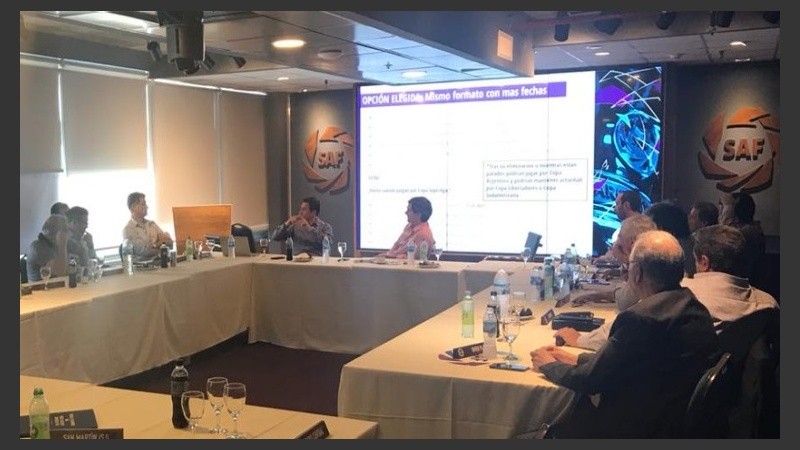 La reunión de este martes frenó la quita de los promedios para ahora.