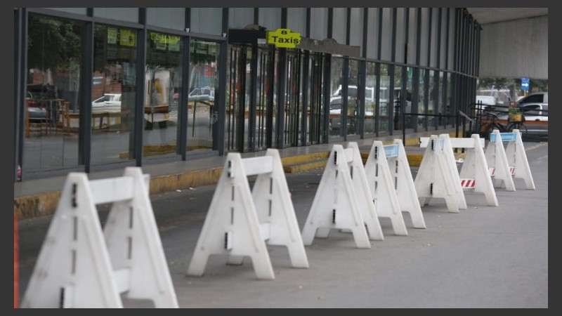 La terminal de ómnibus estaba desierta.