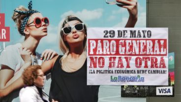 Persianas bajas y muy poca gente en el centro de Rosario.