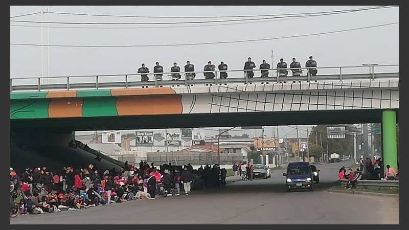 En Circunvalación y Perón armaron una olla popular para 4.500 personas.
