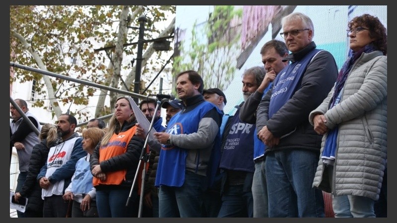 Los dirigentes en el escenario de la plaza 25 de Mayo.