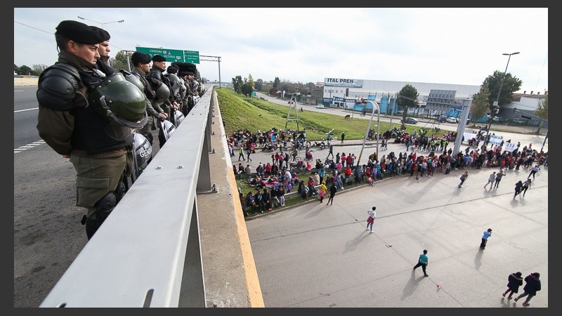 Con presencia de Gendarmería. En Circunvalación y Perón armaron una olla popular para 4.500 personas.