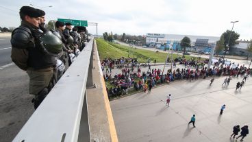Con presencia de Gendarmería. En Circunvalación y Perón armaron una olla popular para 4.500 personas.