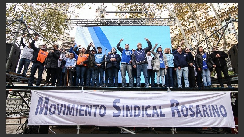 Los dirigentes en el escenario de la plaza 25 de Mayo.