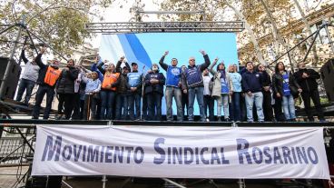 Los dirigentes en el escenario de la plaza 25 de Mayo.