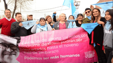Amalia Granata y lo pañuelos celestes frente al Hospital Gamen.