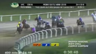 El momento en que uno de los jinetes cae al suelo.