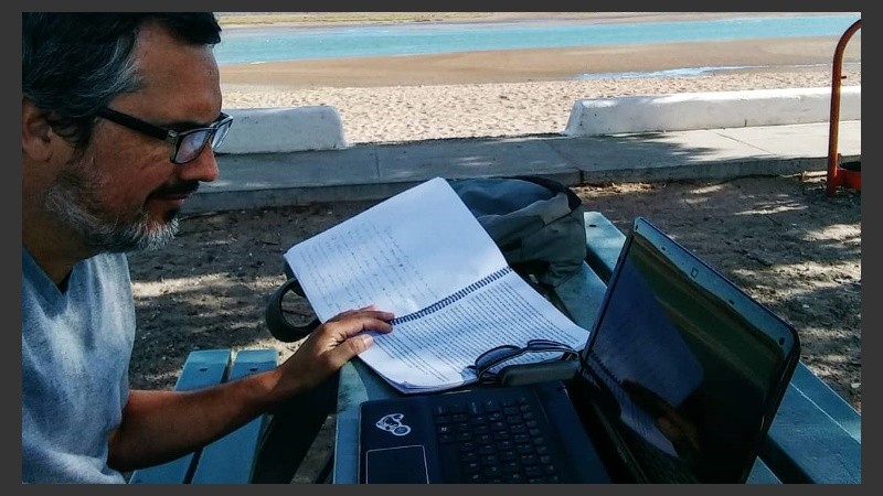 Al pie del sillón es el cuarto libro de Pablo Bigliardi.