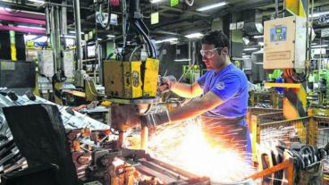 La baja se registró en construcción, industria, comercio, restaurantes y hoteles, entre otros rubros.