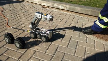 El sistema porta una cámara controlada a distancia.