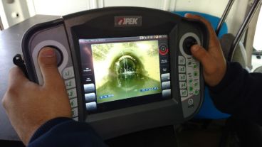 El sistema porta una cámara controlada a distancia.